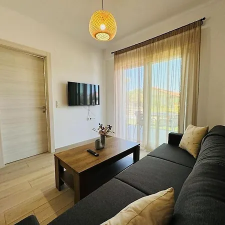 Modern Garden Apartment Ofrinion Exterior photo