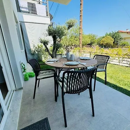 Modern Garden Apartment Ofrinion Exterior photo