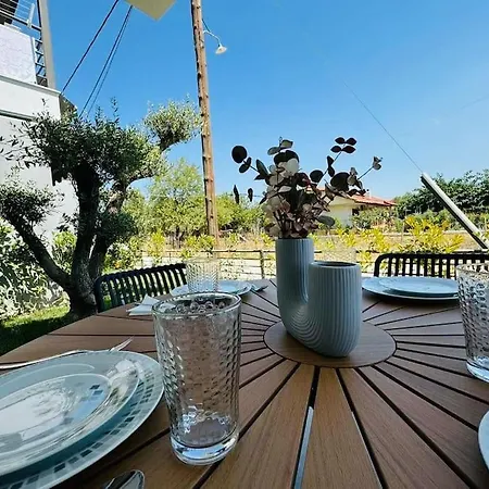 Modern Garden Apartment Ofrinion Exterior photo