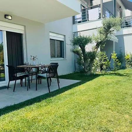 Modern Garden Apartment Ofrinion Exterior photo