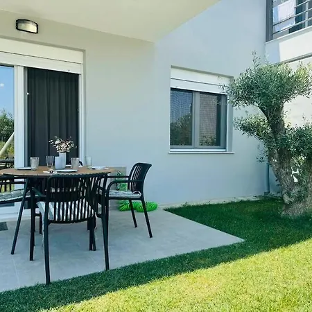 Modern Garden Apartment Ofrinion Exterior photo