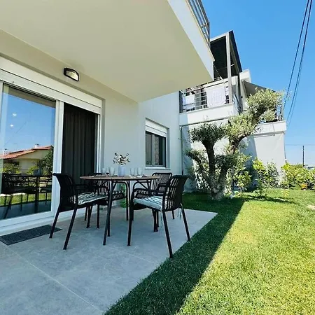 Modern Garden Apartment Ofrinion Exterior photo